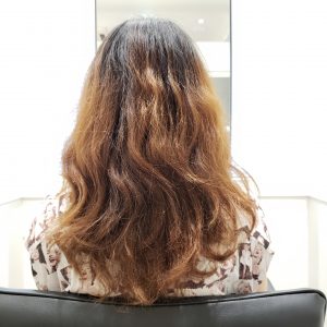 ミディアムヘアでくせ毛を生かして扱いやすくするには 横浜の美容室 Asta Hair Salon