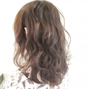 ミディアムヘアでくせ毛を生かして扱いやすくするには 横浜の美容室 加藤隆史 カトウタカシ ブログサイト